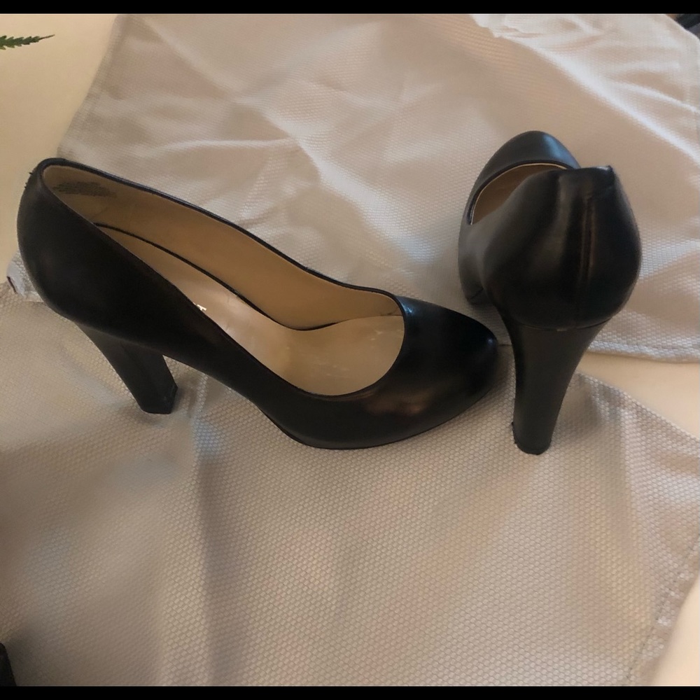 Nine West gently worn Black pumps Size 6.